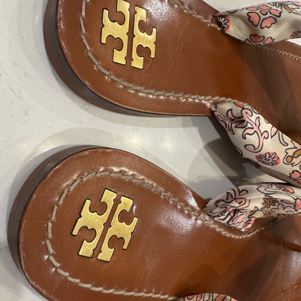 Tory Burch Carson flat thong sandal - printed satin in hicks garden color - Picture 4 of 11